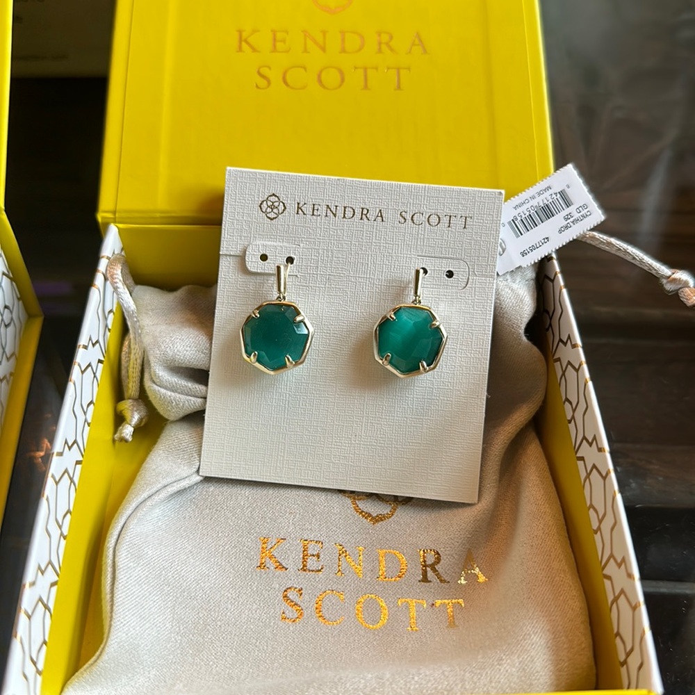 Kendra Scott Cynthia gold drop earrings NWT in Emerald Cat’s eye. Never worn